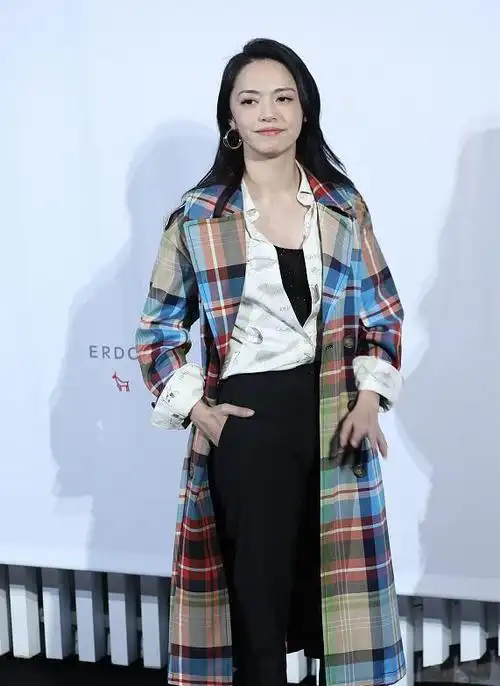 姚晨40岁越发有魅力,穿真丝衬衫配彩色风衣优雅时髦,气质很出众