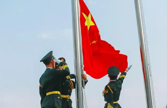 【青年眼中的中国】五星红旗迎风飘扬