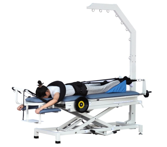 天等县人民医院引进一台治疗颈腰疼痛的机器-四维牵引床