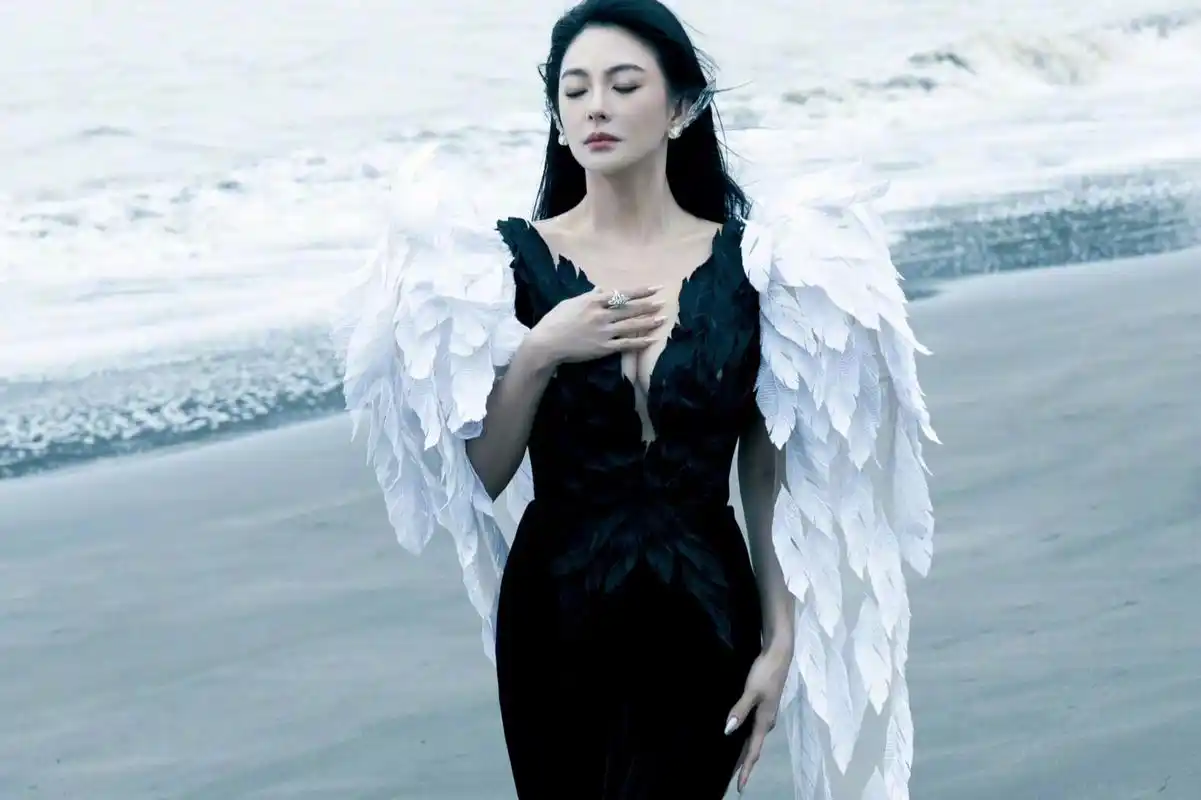张雨绮黑白色羽毛连衣裙优雅亮相,自然裸妆更显清新.