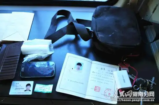耿晨的遗物里,身份证,毕业证,手机等能显示个人信息的物品齐全