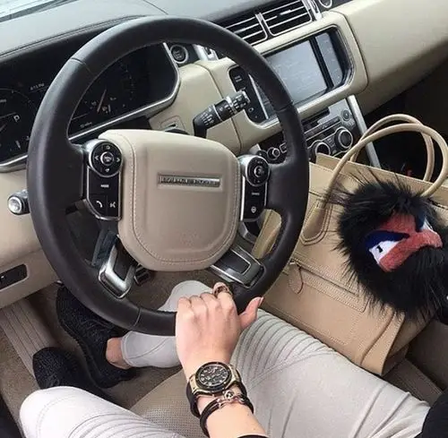 近日,希腊的年轻富二代们在图片分享应用instagram上分享了一系列照片