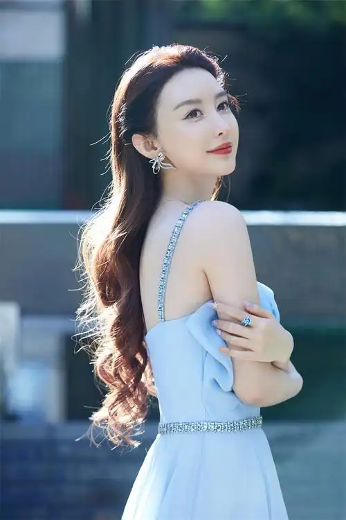 周麟嘉百变造型亮相活动解锁多重风格尽展率性真我