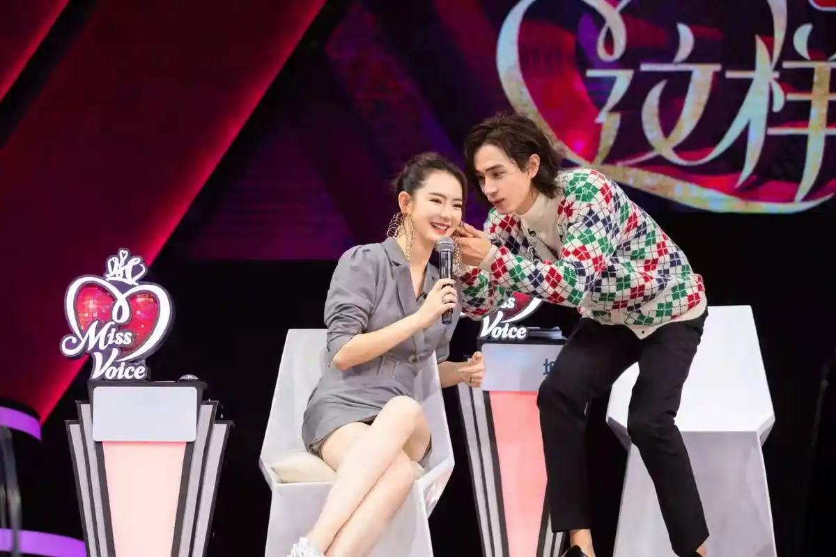 戚薇与丈夫录节目,穿西装裙秀美腿,李承铉"红配绿"开衫更抢镜