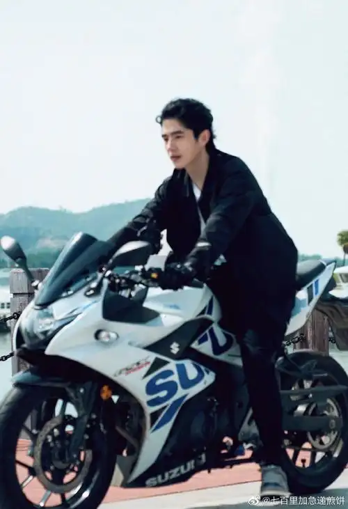 刘昊然,少年的背影如风啊#刘昊然骑摩托车梦回阿耀##刘昊然小辫子发型