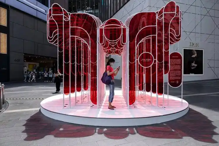 品牌艺术资生堂150周年庆深红云艺术装置设计