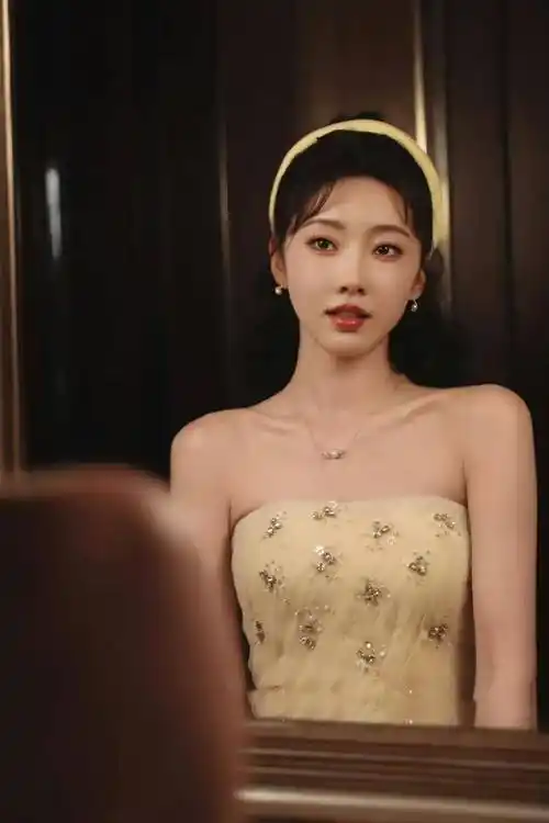 般重逢,并与"少年天子"齐焱(成毅饰),珖王(韩栋饰)一同卷入朝堂风云