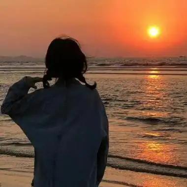 侧脸头像女生日落逆光高清唯美治愈系的日落女生头像侧脸图片