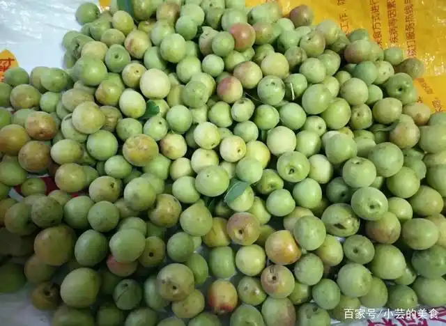 咸酸梅这样腌制,无须放任何添加,酸咸美味,放着一年都不坏