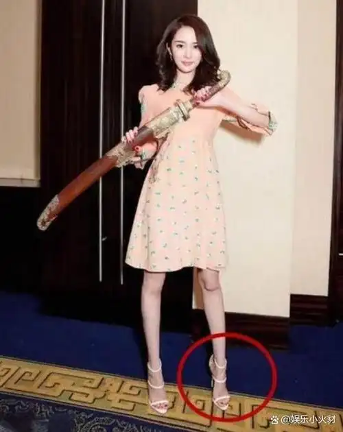 她身高已经达到了足够的高度,然而她还是总盼望更高.