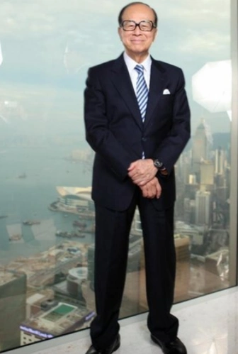 91岁李嘉诚偶遇一群孩子,聊得开心捐100万?网友:小孩魅力太大