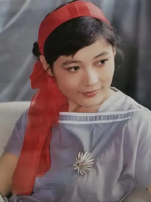 回顾"双料影后"娜仁花:13岁入影坛,40岁嫁导演宁才,42岁高龄产子