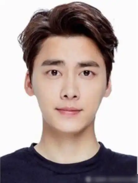 优雅沉稳绅士,长相也是很帅气,证件照中看到李易峰的颜值很抗打,浓眉