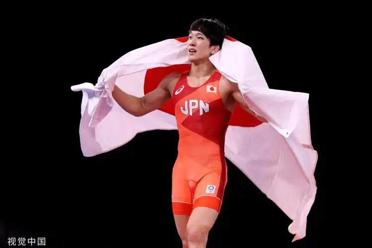 摔跤男子自由式65公斤级日本选手乙黑拓斗夺金