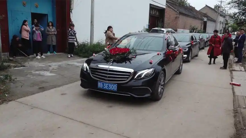 农村结婚,男方去女方家接亲,车队仪式感强