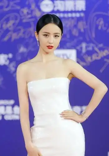 佟丽娅身穿淡蓝色长裙优雅范十足真的好显气质