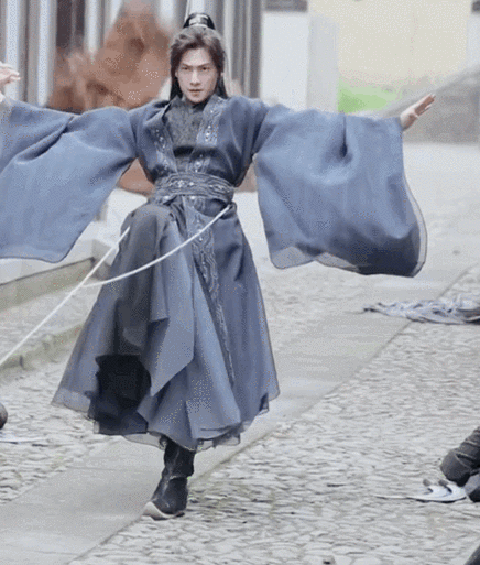 杨洋且试天下吊威亚向后滑行的时候鞋掉了是太瘦了带不住吧