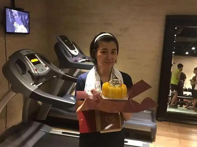 蒙嘉慧晒生活近照穿无袖背心身材发福变油腻躺草地上姿势太牛