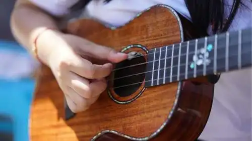 他们这个群体很多都对尤克里里缺乏认知,强行用吉他的弹奏方法弹奏