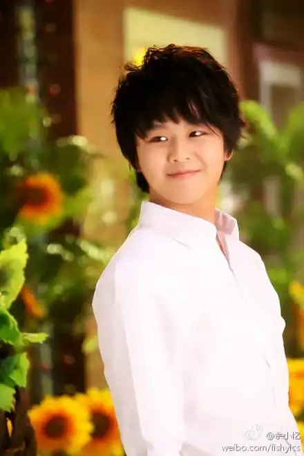 求一张rta徐浩的的图片,徐浩穿着白色的衬衣,站在一朵向日葵的旁边,回