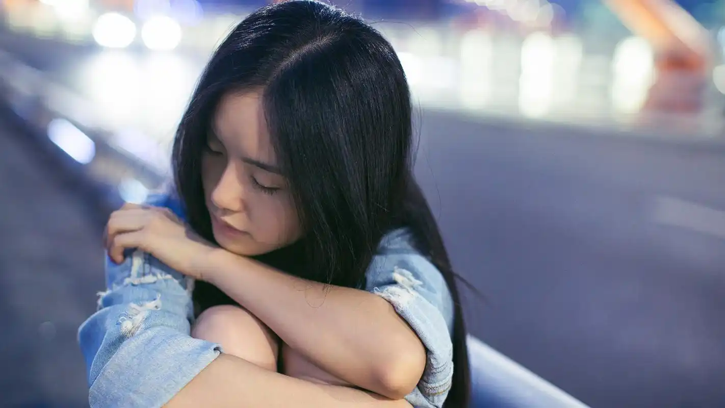 伤感女生双手抱膝