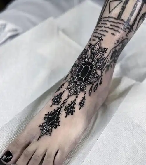 纹在脚背的纹身