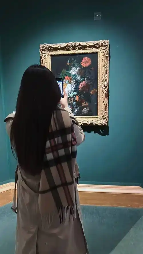 50岁王岳伦携王诗龄看画展黄头发抢镜超显年轻而李湘负责拍照