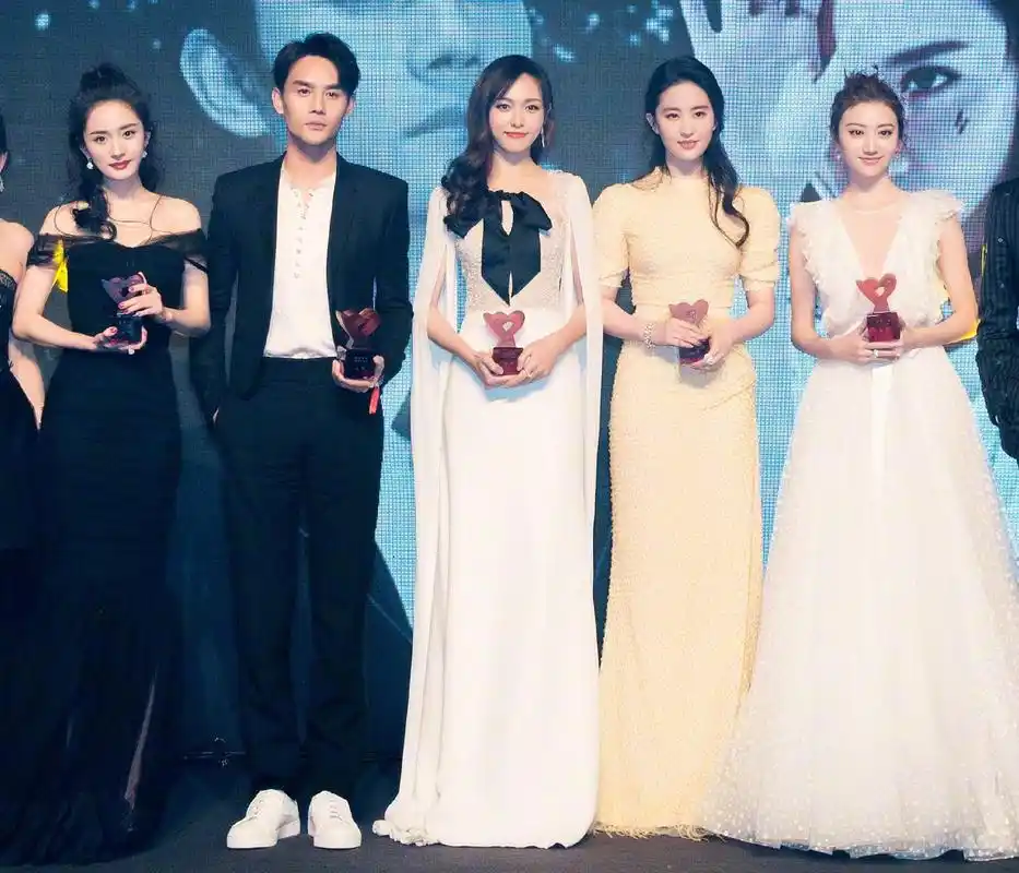 明星同框照,女神遇见女神,杨幂,杨颖,倪妮,刘诗诗美到挪不开眼