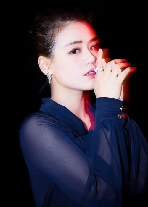 马思纯深v蓝长裙尽显端庄大气网友美翻了