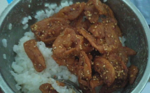 刚毕业的大学生由于工资不高出租房里三餐吃的令人心酸