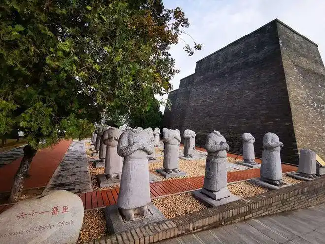 一榔头敲出巨人石像竟是乾陵无头石像的头专家终于找到了