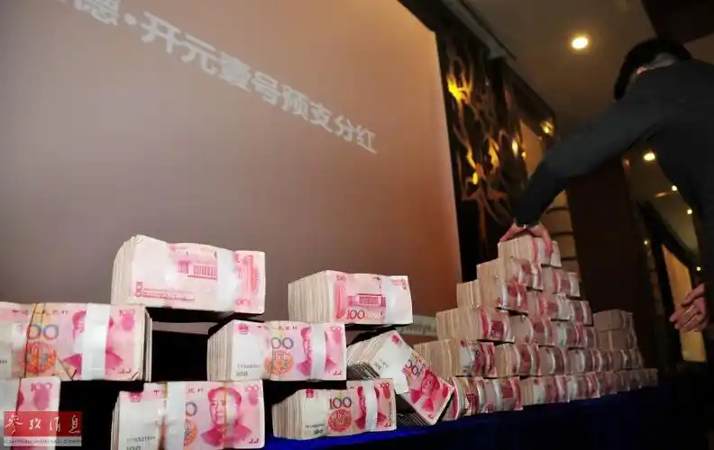 开发商摆800万现金墙现场分发