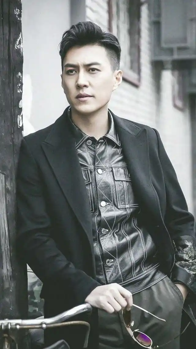 靳东为什么现在才火?看到他年轻时候照片你就懂了