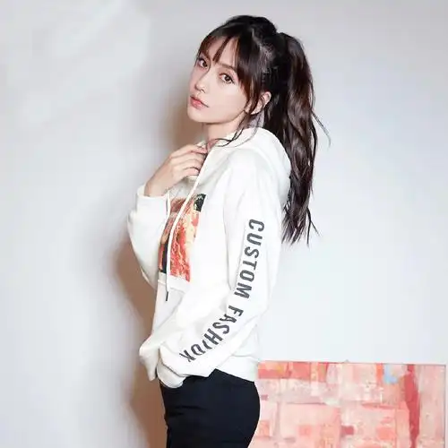 angelababy最近也试了类似的瀑布高马尾,绝对的活力满分.