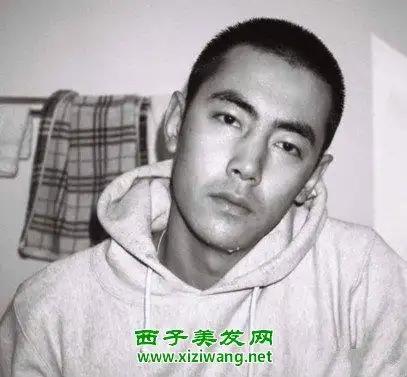 这里脸偏长的男生要注意了,寸头这款发型会让你的脸变