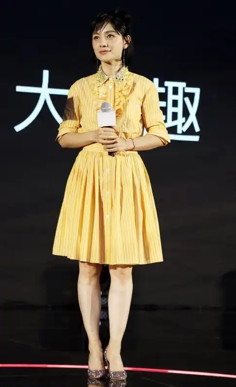 胡可人到中年不显老,穿橘色裙配半扎发,活力满满哪像44岁俩娃妈