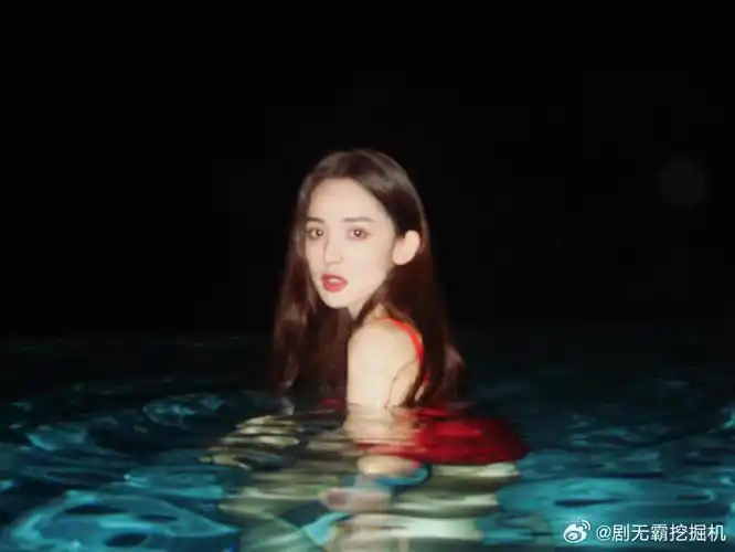 娜扎红色泳衣##娜扎发了好多图
