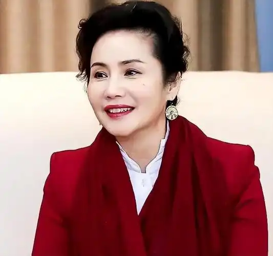 徐俐作为一位家喻户晓的主持人,她自从进入央视以来一直担任《中国