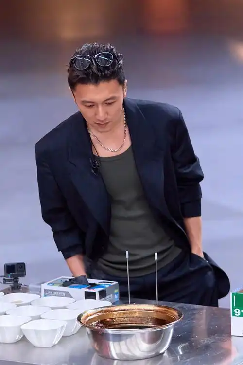 谢霆锋近照过于真实浓密的秀发结实的肌肉45岁嫩如25岁的状态