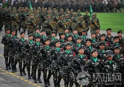 菲律宾女兵残酷训练写照头顶香蕉吃午饭
