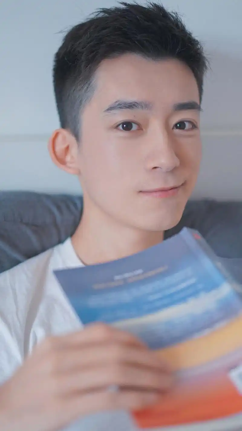 清爽白t恤帅哥居家卖萌写真图片手机壁纸