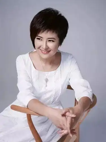 央视著名主持人张泉灵嫁大丈夫最红时辞职现在过得怎么样