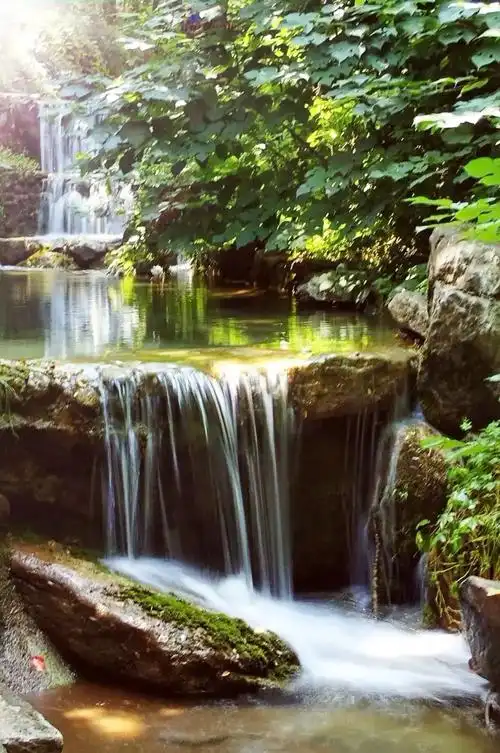 行走山水间,泉水叮咚响!快乐人明辉摄影 - 抖音