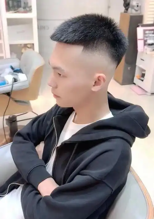 男生"两边掏空"发型帅气有个性,建议剪这3款,尽显潮男魅力|短发|刘海