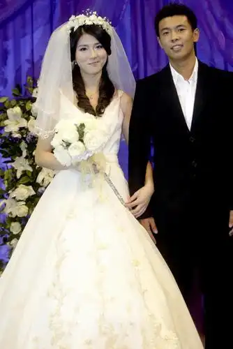 图文:徐亮牵手美女医生喜结良缘 携佳人亮相