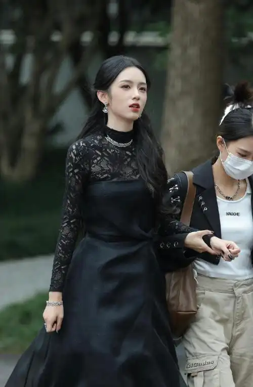 周也穿黑色蕾丝裙惊艳 清冷千金贵气感十足_内地星闻_大众网
