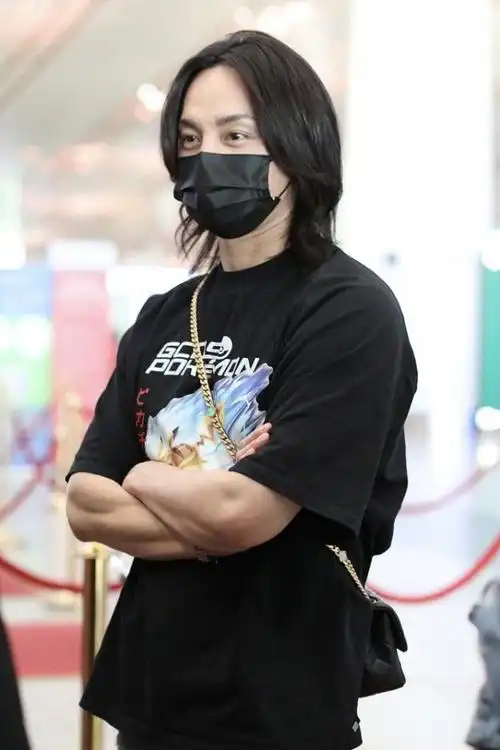 尹正造型不修边幅长发t恤加破洞裤朋克气场真有硬汉味