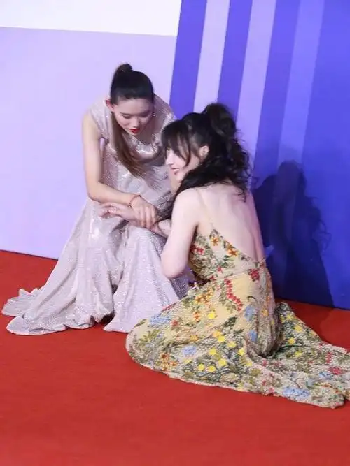 2019年6月11日,柳岩亮相某活动,在走红毯的过程中不小心摔倒了,还成为