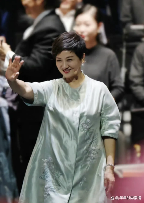 邓婕穿刺绣长衫优雅到骨子里,65岁的脸无一丝皱纹