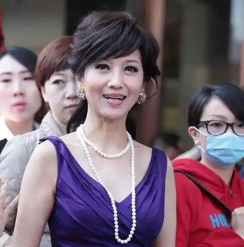 67岁赵雅芝离婚上热搜,前夫揭秘性丑闻:真实生活展现无遗_社会_个人